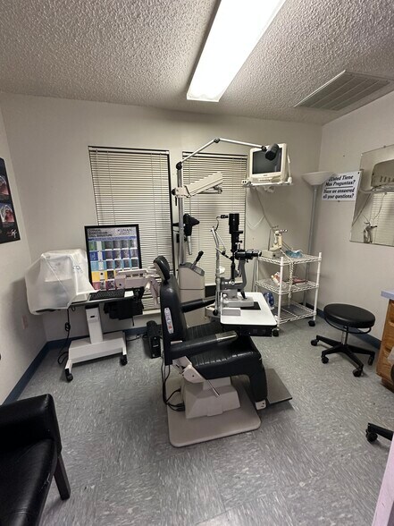 More Photos Of 927 E Main St, Uvalde Medical For Sale