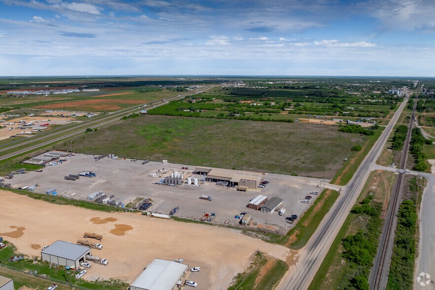More Photos Of 35 & Interstate 35 Business, Dilley Land For Sale