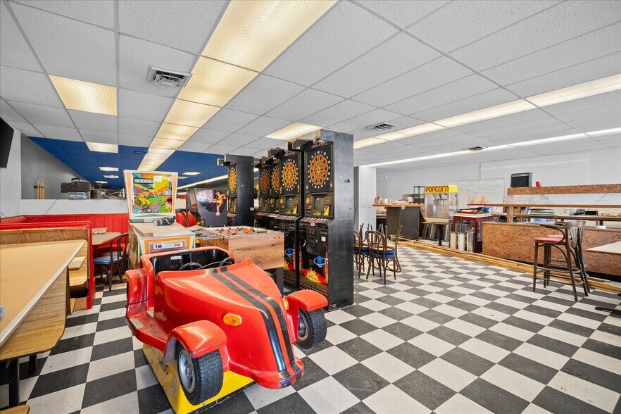 More Photos Of 120-124 E Crawford St, Deer Park Freestanding For Sale