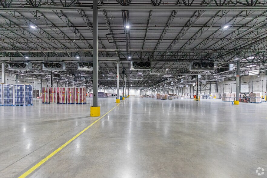 More Photos Of 8495 Goreway Dr, Brampton Warehouse For Lease