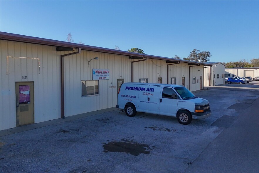 More Photos Of 5639-5651 Lawton Dr, Sarasota Service For Lease