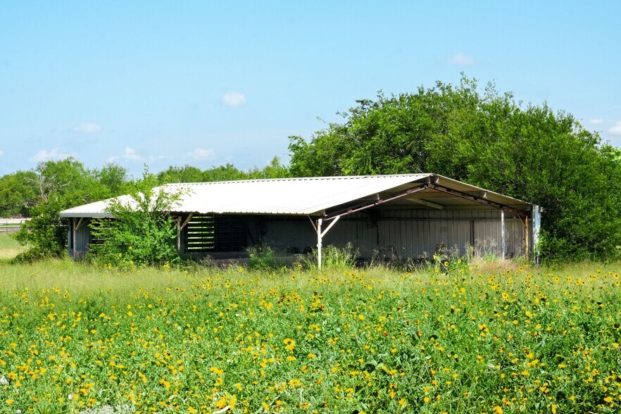 More Photos Of 522 E Austin St, Robstown Warehouse For Lease