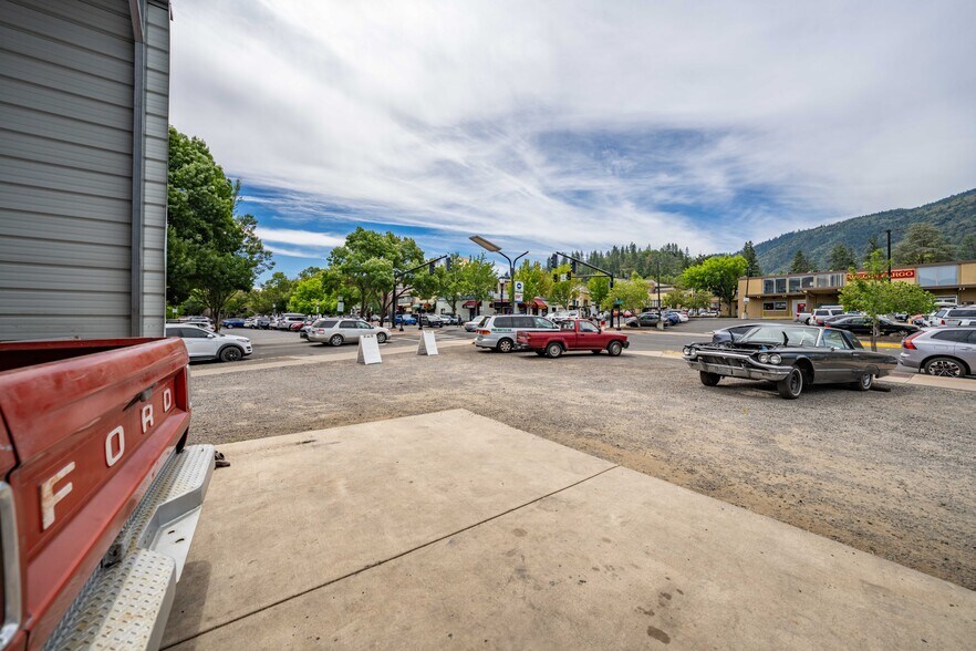 More Photos Of 75 Lithia Way, Ashland Service Station For Sale