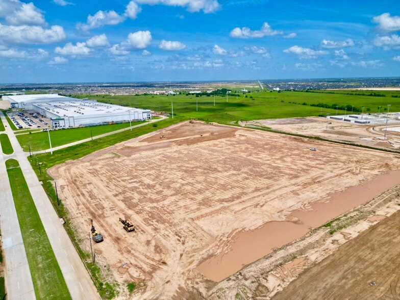 More Photos Of Twinwood Distribution Center V, Brookshire Distribution For Sale