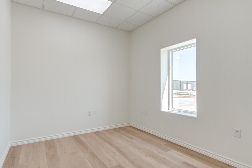 More Photos Of 9014 County Road 6820, Lubbock Distribution For Lease