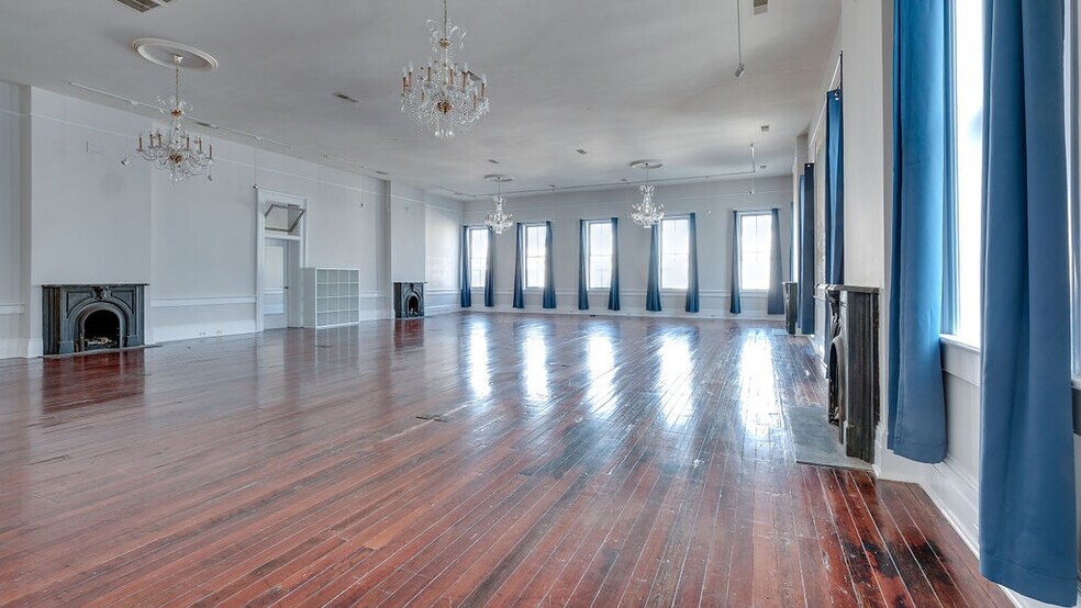 More Photos Of 36 W Broughton St, Savannah Office For Lease