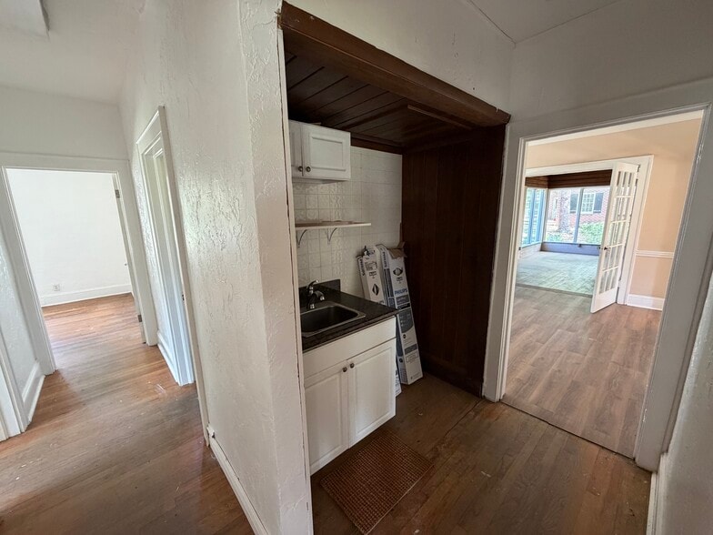 More Photos Of 1008 NW 13th St, Gainesville Office Residential For Lease