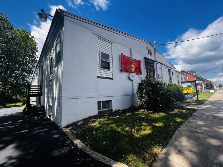 Primary Photo Of 160 S Poplar St, Elizabethtown Showroom For Lease