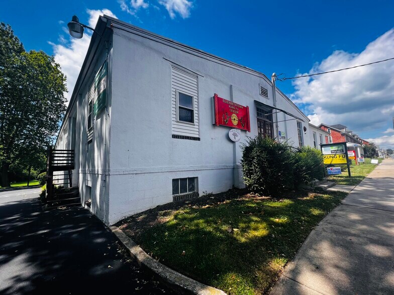 More Photos Of 160 S Poplar St, Elizabethtown Showroom For Lease