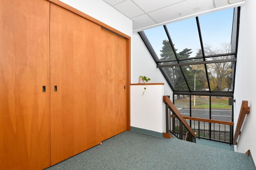 More Photos Of 10610 SE Washington St, Portland Office Residential For Lease