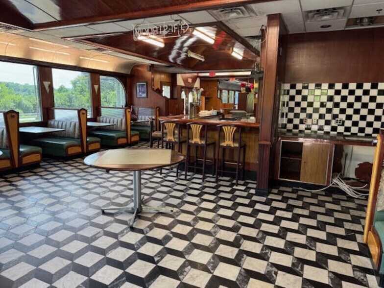 More Photos Of 909 Union Ave, New Windsor Township Restaurant For Lease