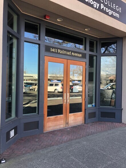 More Photos Of 1411 Railroad Ave, Bellingham Storefront For Lease