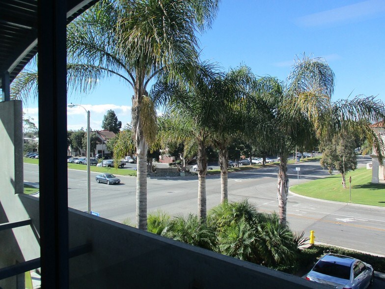 More Photos Of 4517 Market St, Ventura Light Distribution For Lease