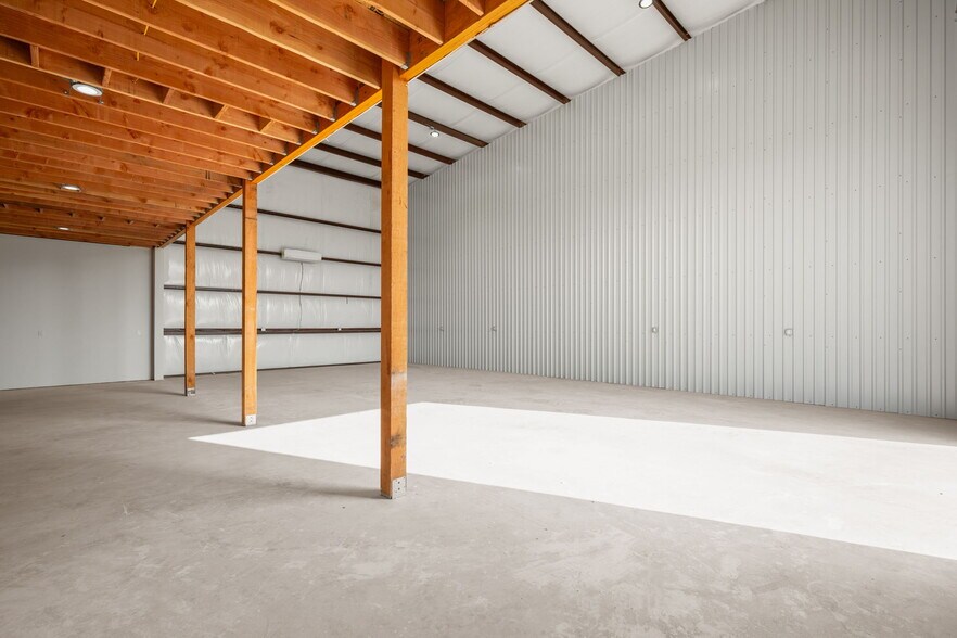 More Photos Of 10020 Darden Hill Rd, Austin Light Distribution For Lease