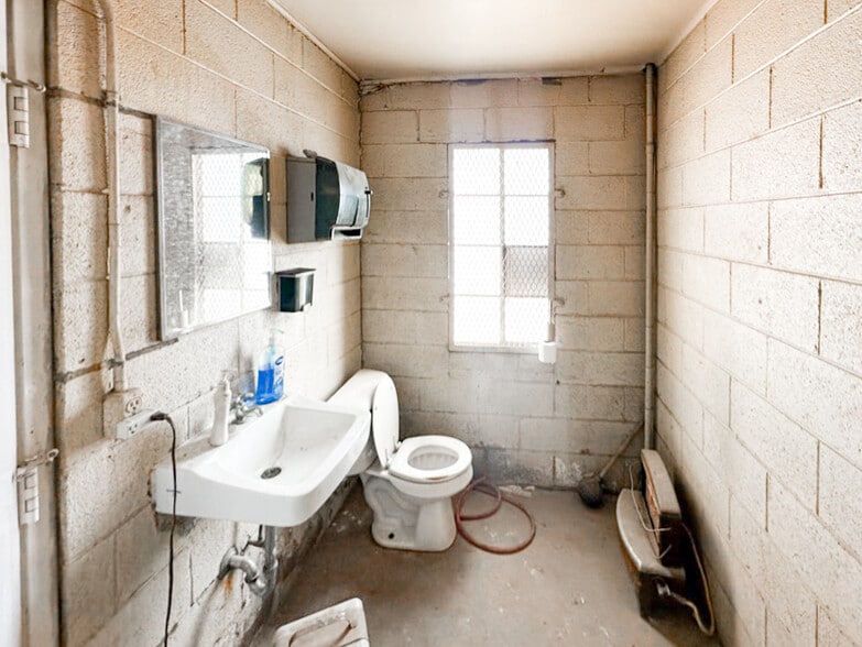 More Photos Of 604 Collins ave, Midland Warehouse For Sale