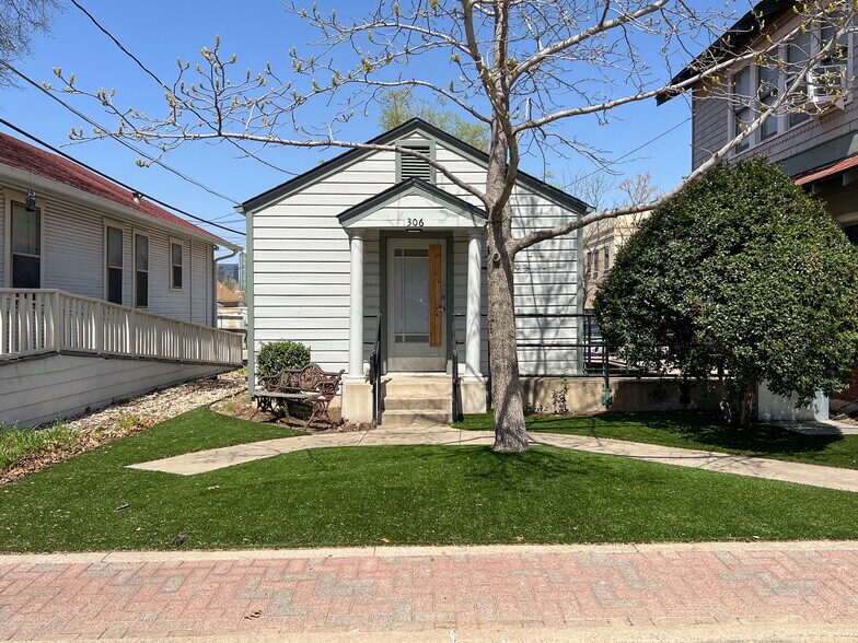 More Photos Of 304 W Cannon St, Fort Worth Restaurant For Sale