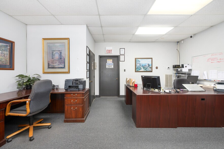 More Photos Of 100 Hilbig Rd, Conroe Warehouse For Sale