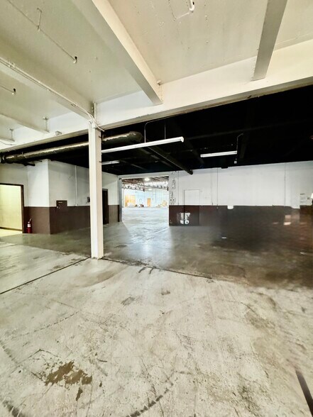 More Photos Of 1913 W State St, Bristol Warehouse For Lease