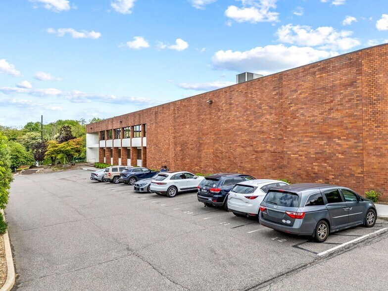 More Photos Of 2 Harbor Park Dr, Port Washington Light Manufacturing For Lease