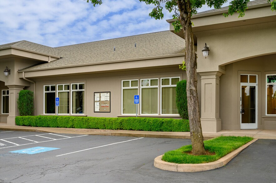 More Photos Of 375 SE Norton Ln, Mcminnville Medical For Lease