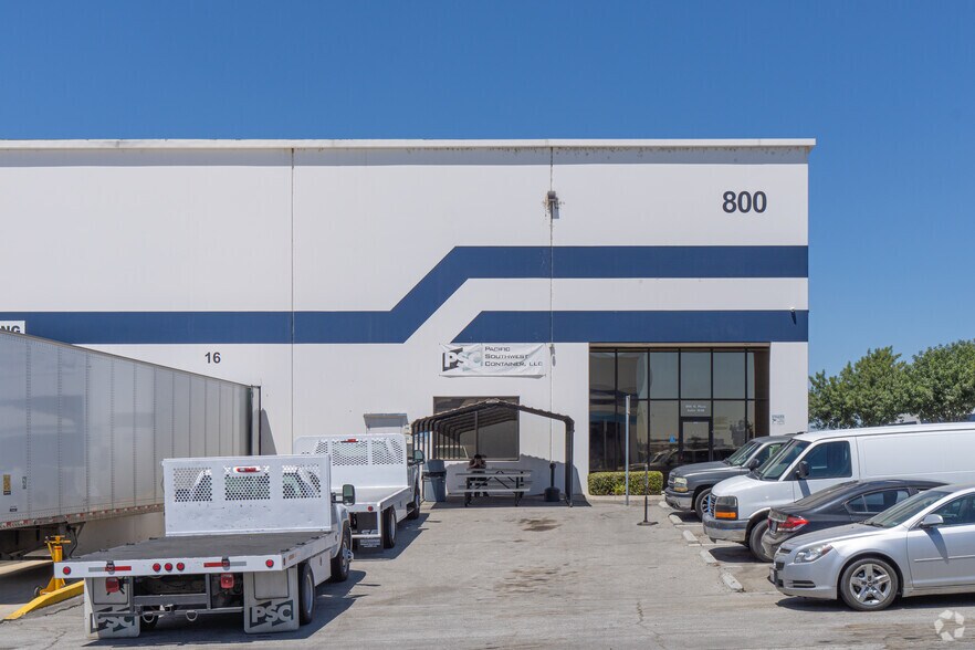 More Photos Of 800 N Plaza Dr, Visalia Distribution For Lease
