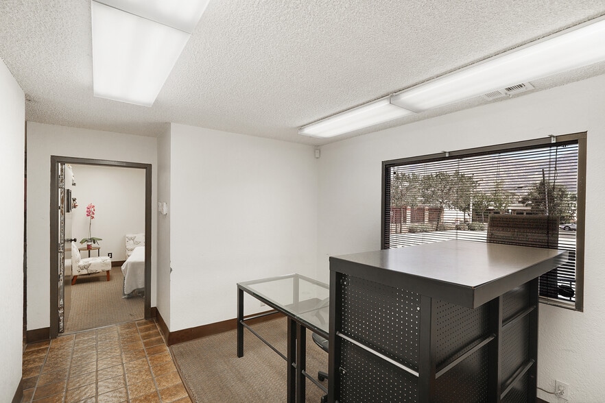 More Photos Of 1301 E Main St, Santa Paula Service For Sale