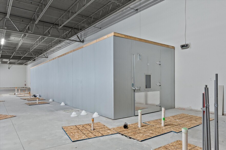 More Photos Of 2651 S Rochester Rd, Rochester Hills General Retail For Lease