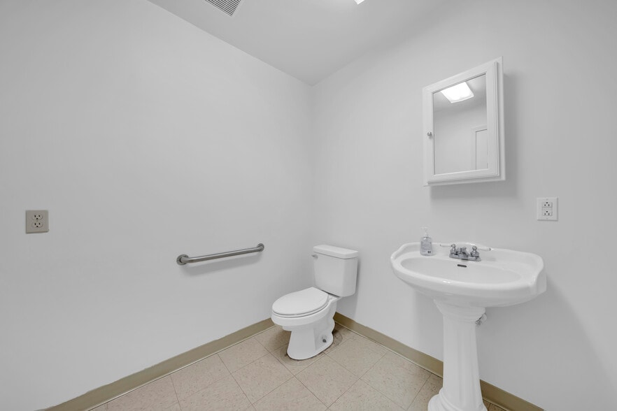 More Photos Of 12440 Magnolia Ave, Magnolia Springs Office For Lease