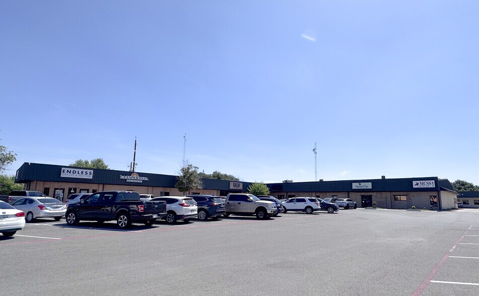 Primary Photo Of 5700 Springfield ave, Laredo Office For Lease