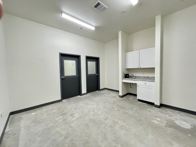 More Photos Of 10 Poppy House, Rio Vista Manufacturing For Lease
