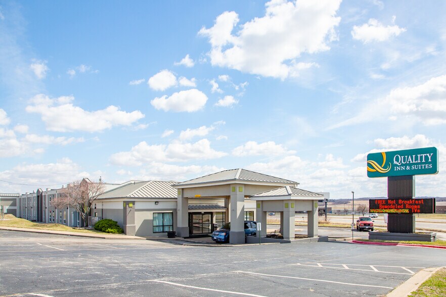 More Photos Of 6910 27th St, Moline Hotel For Sale