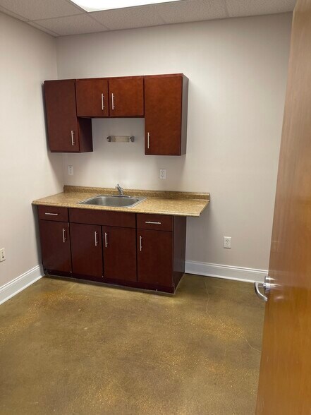 More Photos Of 4951 E Adamo Dr, Tampa Showroom For Lease
