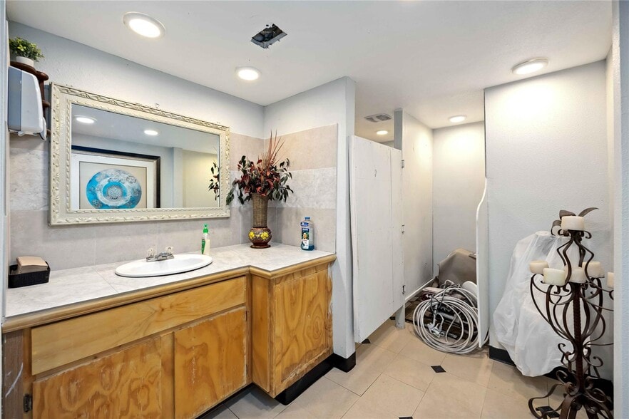 More Photos Of 5208 Noble St, Houston Specialty For Sale