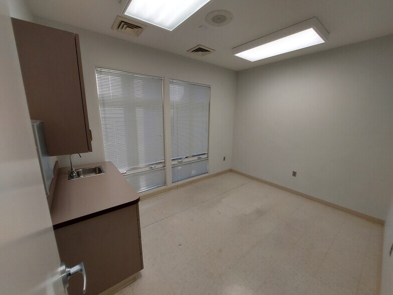 More Photos Of 5015 Southpark Dr, Durham Medical For Lease