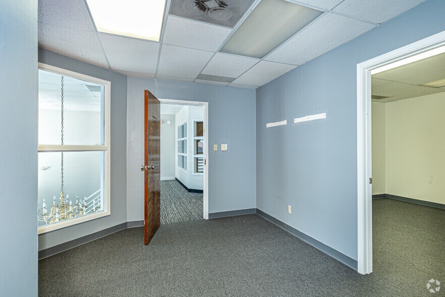More Photos Of 3737 S Elizabeth St, Independence Office For Lease
