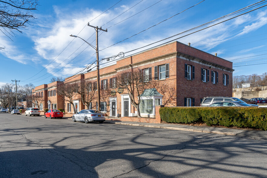 Primary Photo Of 39-51 Pine St, New Canaan Medical For Sale