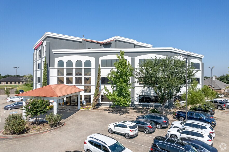 More Photos Of 2734 W Sunrise Blvd, Pearland Office For Lease