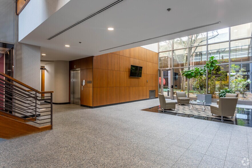 More Photos Of 355 E Campus View Blvd, Columbus Office For Lease