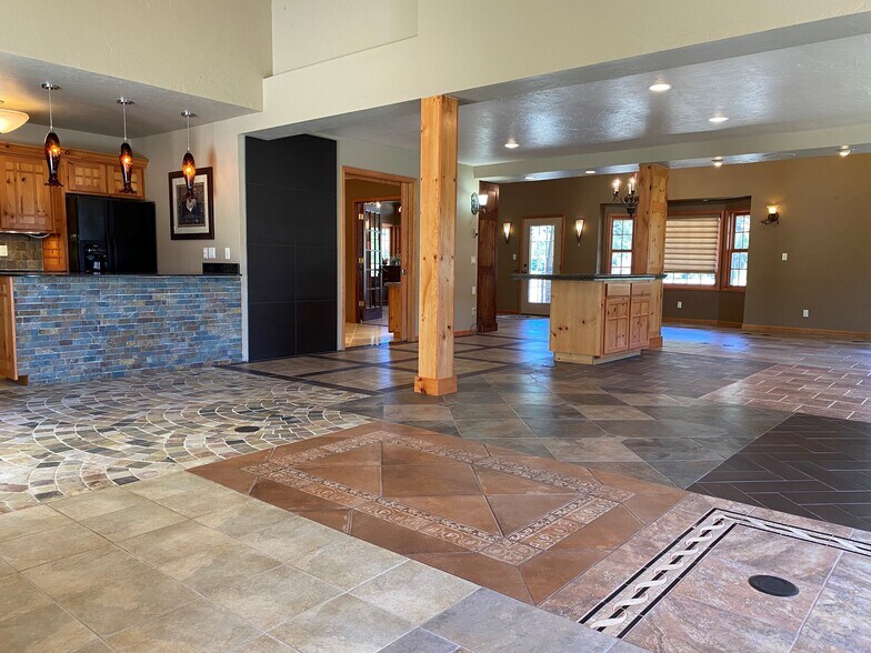 More Photos Of 173 Frontage Rd, South Fork Freestanding For Lease