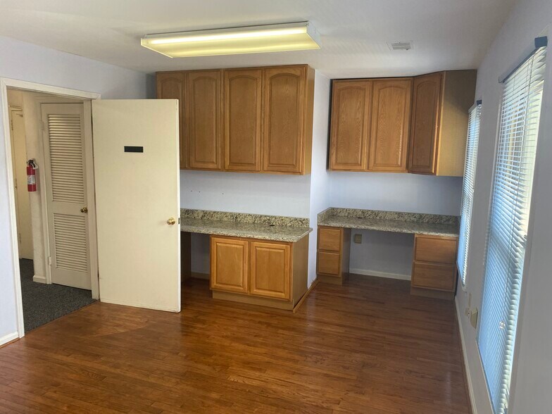 More Photos Of 15815-15825 Crabbs Branch Way, Derwood Office For Sale