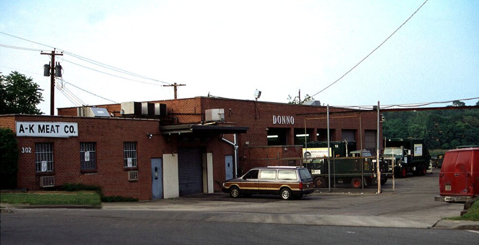 More Photos Of 300 E Shore Rd, Great Neck Warehouse For Lease