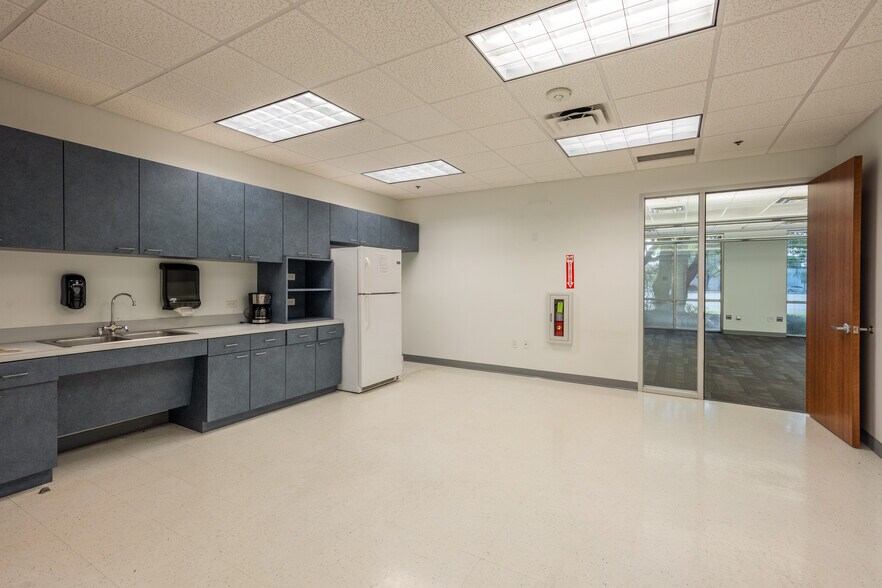 More Photos Of 5555 Northwest Pky, San Antonio Office For Lease