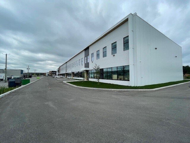 More Photos Of 3300 Av De La Gare, Mascouche Distribution For Lease