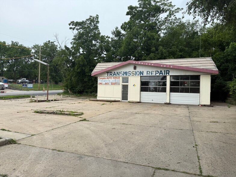 Primary Photo Of 3042 Benton Blvd, Kansas City Auto Repair For Sale