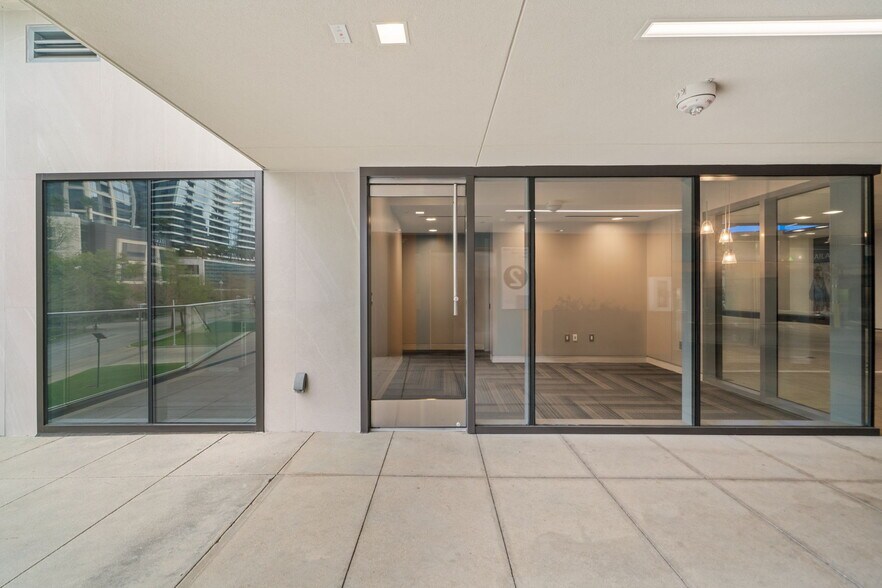More Photos Of 1700 Post Oak Blvd, Houston General Retail For Lease