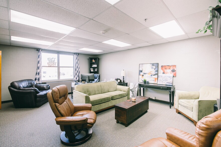 More Photos Of 401 Bolivar St, Denton Office For Sale