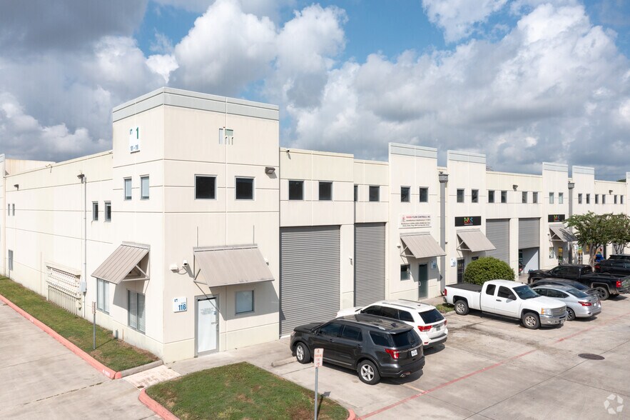 Primary Photo Of 5750 N Sam Houston Pky E, Houston Flex For Lease