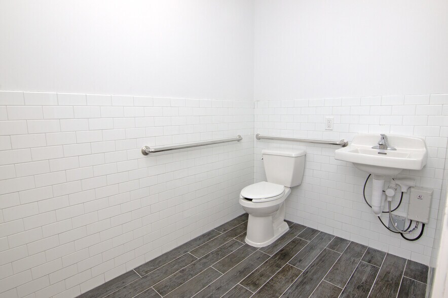 More Photos Of 1831 42nd St, Astoria Light Distribution For Lease
