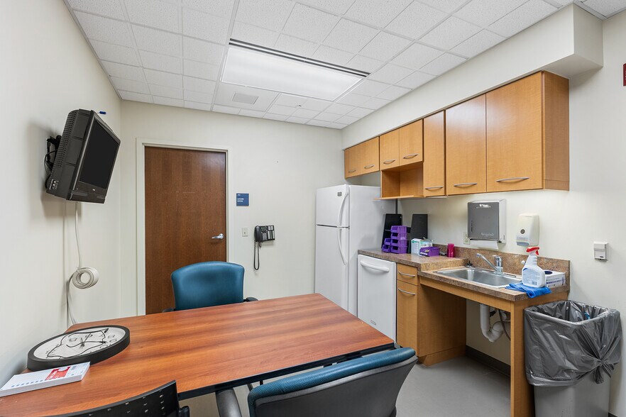 More Photos Of 670 Woodbourne Rd, Langhorne Medical For Sale