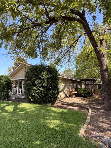 More Photos Of 7110 Elm St, Frisco Storefront Retail Office For Lease